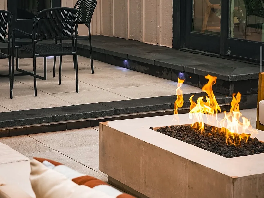 Outdoor living area with a gas fire pit and built in seating